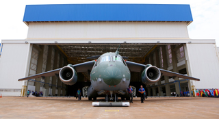 Illustration for article titled El avión militar brasileño Embraer KC-390 vuela por primera vez